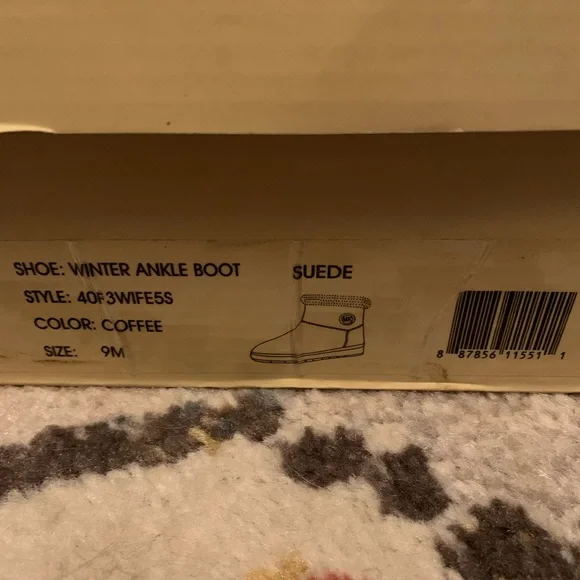 MK winter booties with gold emblem - Picture 2 of 5